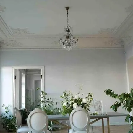 Spacious Apartment With Live Plants Сasa de vacaciones