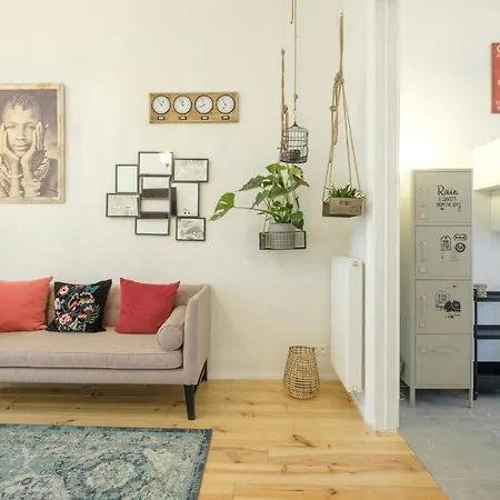 Nice 3 Bedrooms Duplex Between Kanal & Tour & Taxis شقة *