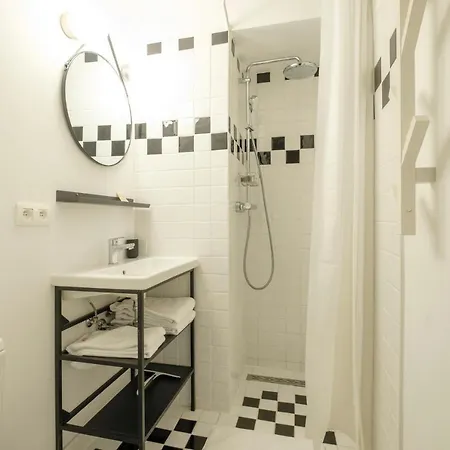 Nice 3 Bedrooms Duplex Between Kanal & Tour & Taxis شقة *