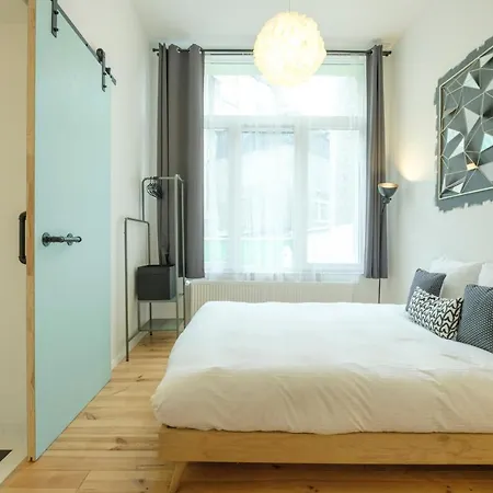 Nice 3 Bedrooms Duplex Between Kanal & Tour & Taxis شقة بروكسل