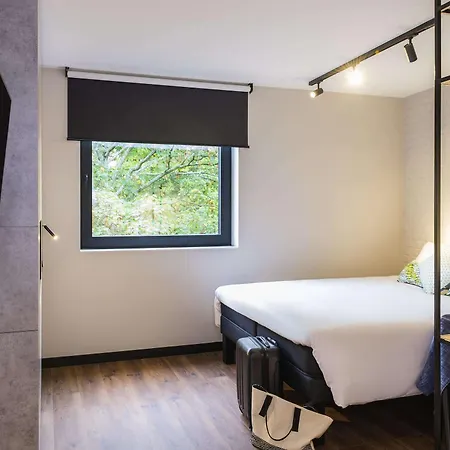 Ibis Centre Chatelain Hotel 3*