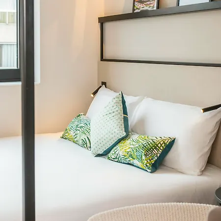 Ibis Centre Chatelain Hotel 3*