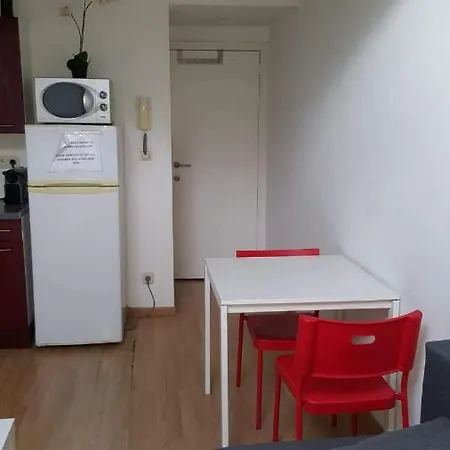 Duplex Sleeps 4 شقة