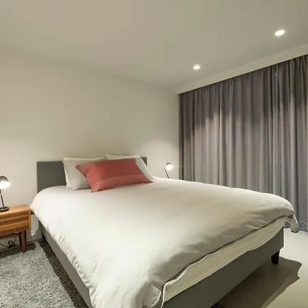 Superb 1 Bedroom With Garden At Chatelain Διαμέρισμα