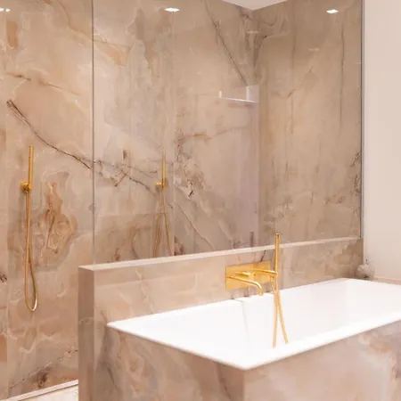 Luxury 3 Bedrooms Townhouse In Perfect Location 아파트 *