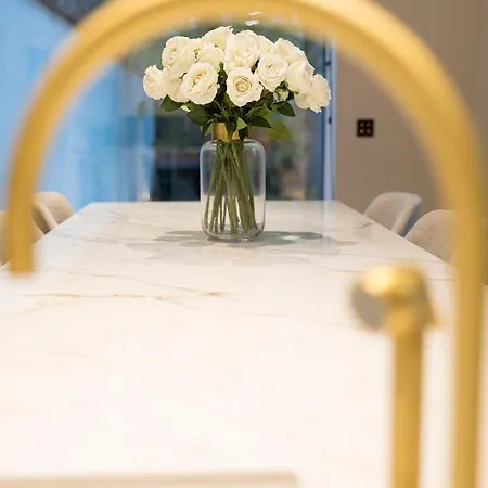 아파트 Luxury 3 Bedrooms Townhouse In Perfect Location *