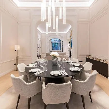 Luxury 3 Bedrooms Townhouse In Perfect Location 아파트 *