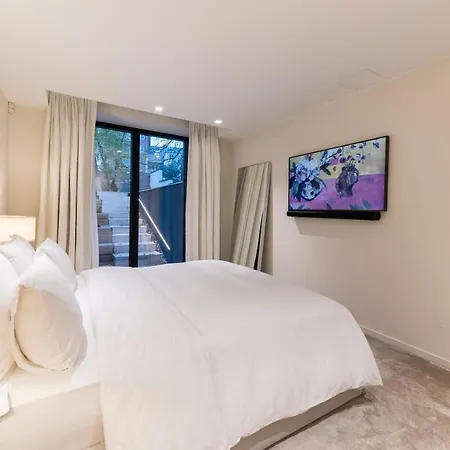 Luxury 3 Bedrooms Townhouse In Perfect Location 아파트