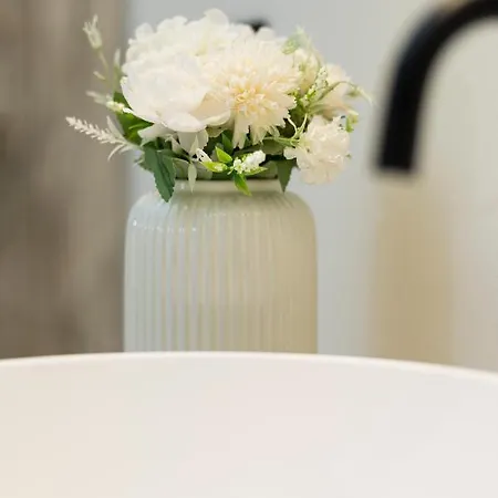 Luxury 3 Bedrooms Townhouse In Perfect Location *