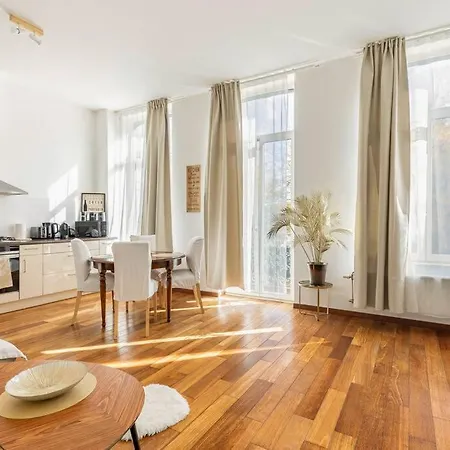 Bel Proche De Gare Du Midi, A Cote Du Centre *