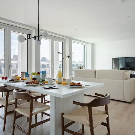 Daire Sweett - De Brouckere *