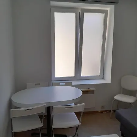 شقة 1 Bedroom Sleeps 4 *