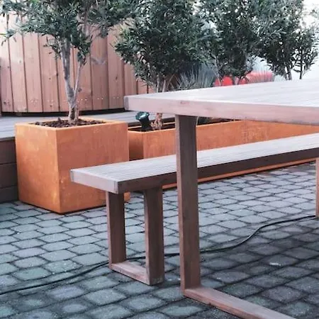 Luxury 200sqm / Hot Tub / Sauna Apartment