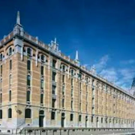 Modern In Molenbeek-saint-jean / 77 M² / Parking *