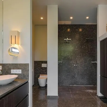 1000m2 With Indoor Pool * بروكسل