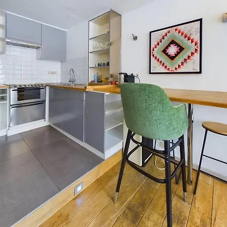 Studio Near Place Stephanie Daire