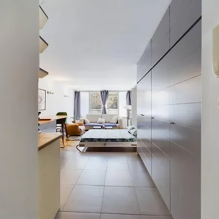 Studio Near Place Stephanie Daire