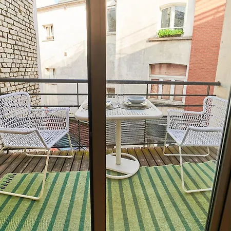 Au Plein Centre De La *