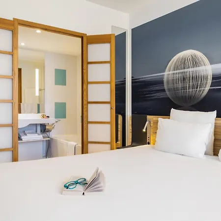 Novotel Off Grand Place מלון