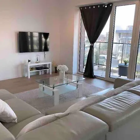 Luxury With Stunning View & Free Parking Apartment Brüssel