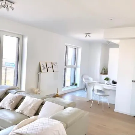 Luxury With Stunning View & Free Parking Apartment Brüssel