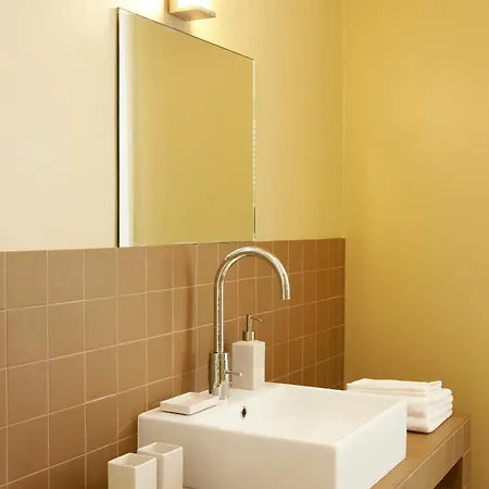 Le Vaudeville Bed & Breakfast 2*