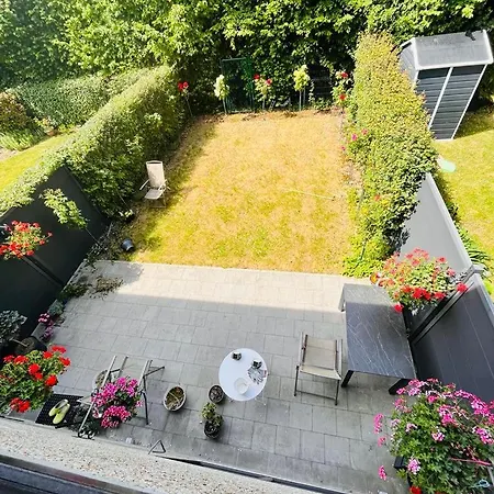 Town House With Garden - 1 With Shared Bathroom בית אירוח