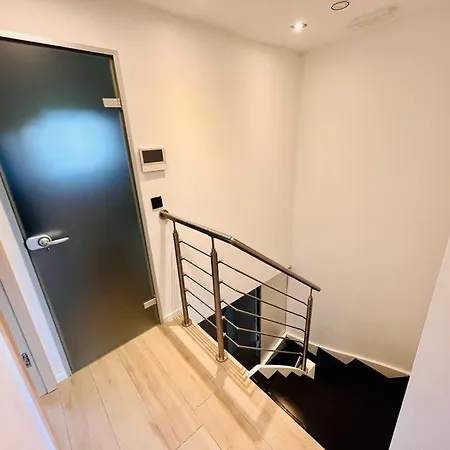 Town House With Garden - 1 With Shared Bathroom בית אירוח *