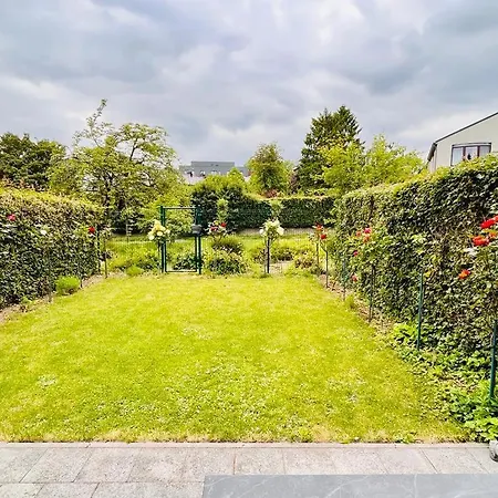 Town House With Garden - 1 With Shared Bathroom בית אירוח בריסל