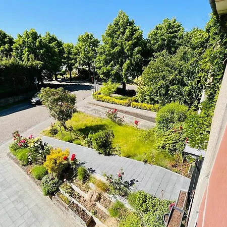 Town House With Garden - 1 With Shared Bathroom בית אירוח