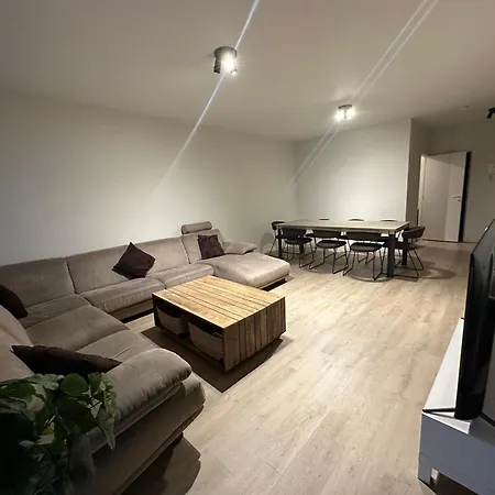 アパート With Balcony In Center