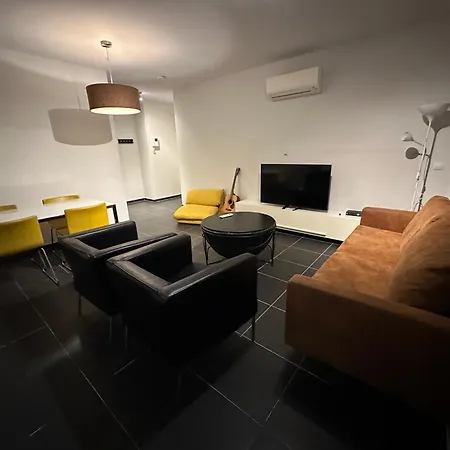 Appartement With Balcony In Center