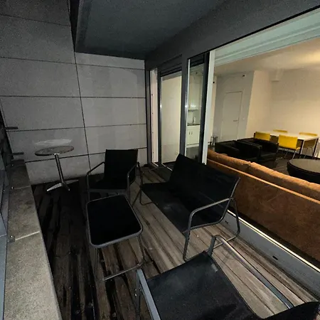 With Balcony In Center アパート