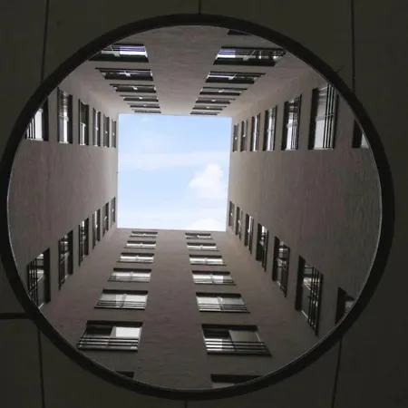 With Balcony In Center アパート