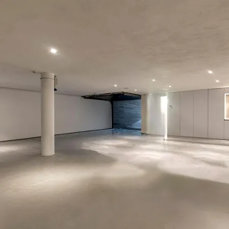 Luxurious 1000m2 With Garden And Pool * בריסל