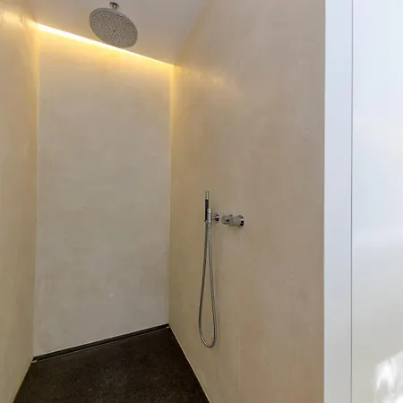 Luxurious 1000m2 With Garden And Pool * בריסל