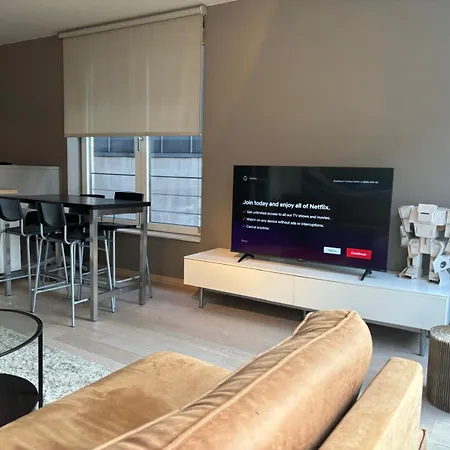 Luxurious Two Bedroom شقة *