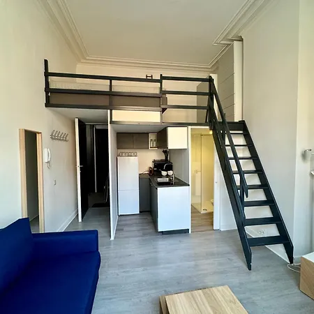 Avec En Mezzanine Lägenhet *