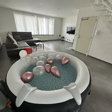 Appartamnet 3 Bedroom + Living شقة *