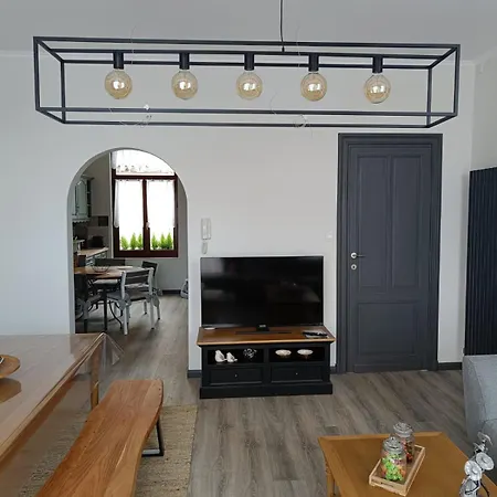 Modern Triplex 140m2 - 4 Bedrooms, 1 Living & 2 Bathrooms - 8 People In Appartamento Bruxelles