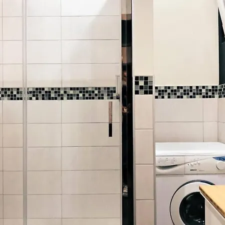 Fully Equipped Two Bedroom Schuman Area Appartement