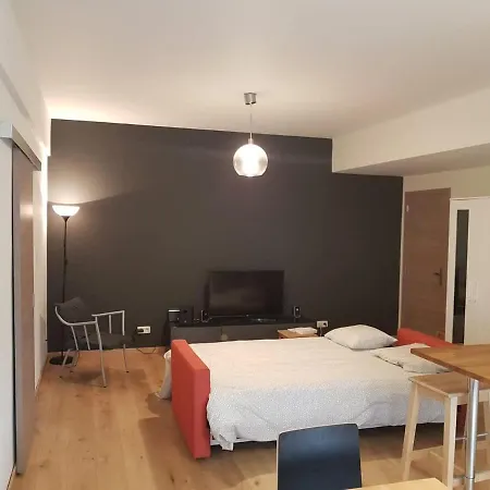 Fully Equipped Two Bedroom Schuman Area Appartement *