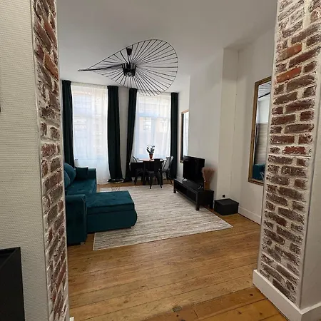 Echoes Of The Mirror Apartment *
