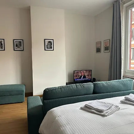 Charming Uccle With Views شقة