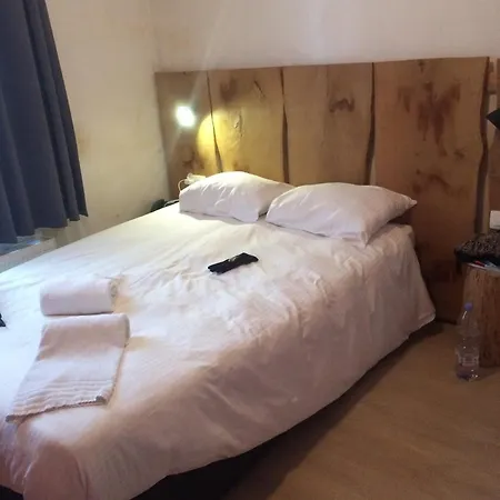 Midi 81 Hostel *