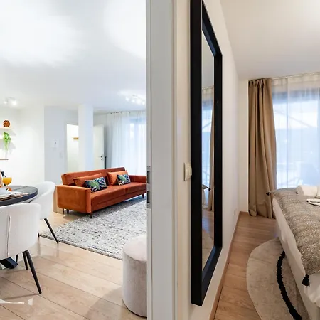 Contemporary Comfort In The Heart Of The Apartmán *