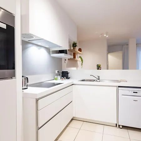 Contemporary Comfort In The Heart Of The Apartmán