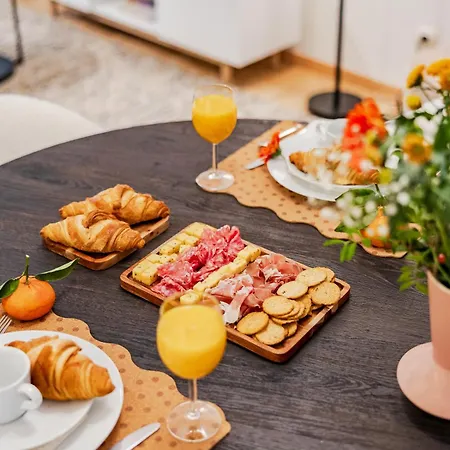 Contemporary Comfort In The Heart Of The Apartmán *