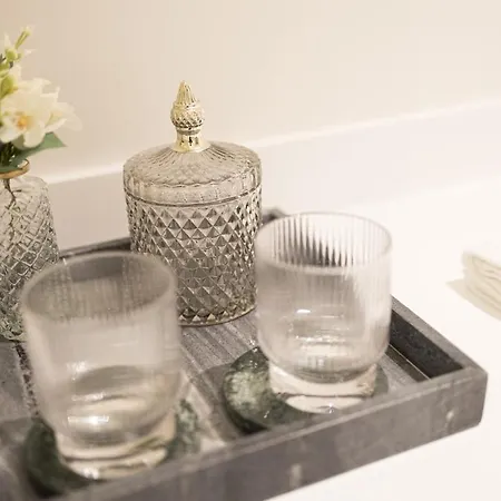 In The Hyper-center Lejlighed