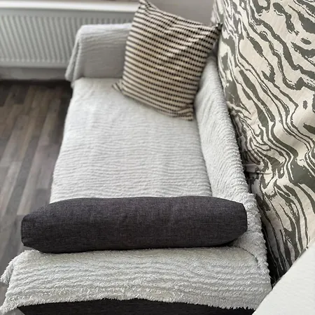 Spacious And Chic 1br - Separate Kitchen & Washer * בריסל